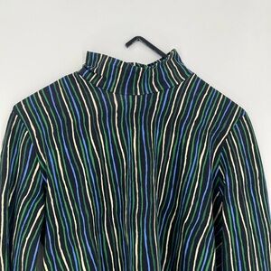 De Loreta Sesamo Mock-neck Stripe Groovy Top In Rasgos Fondo Negro